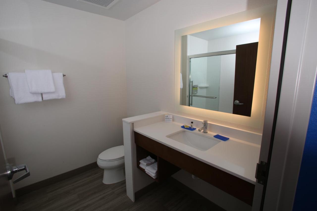 Holiday Inn Express Hotel And Suites Lincoln Airport By Ihg Exterior photo