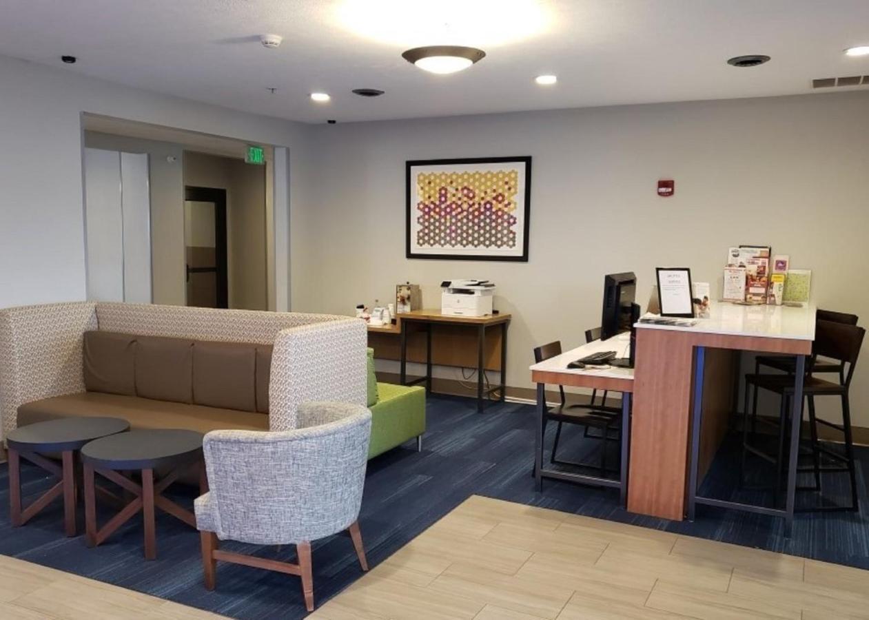 Holiday Inn Express Hotel And Suites Lincoln Airport By Ihg Exterior photo