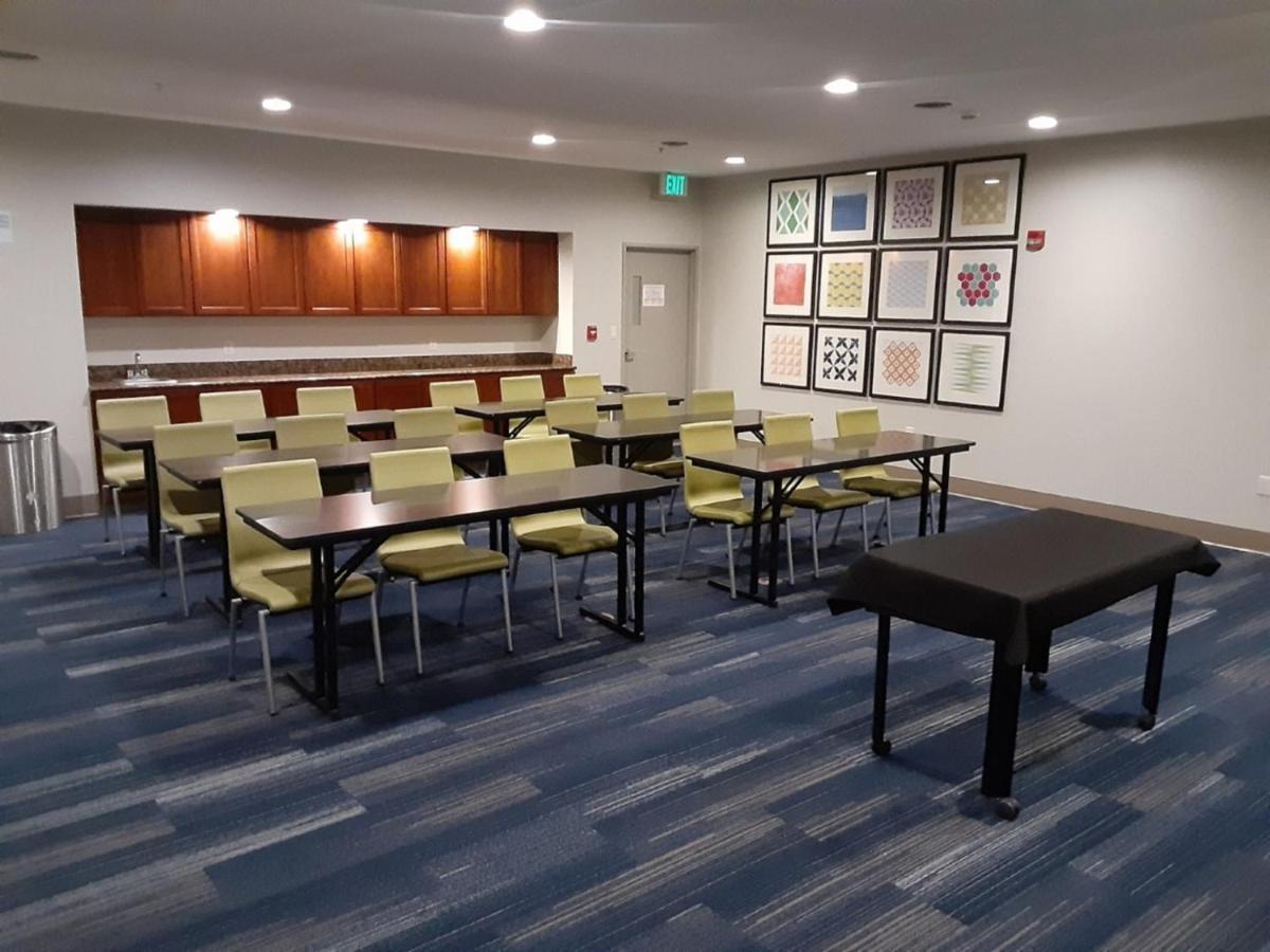 Holiday Inn Express Hotel And Suites Lincoln Airport By Ihg Exterior photo